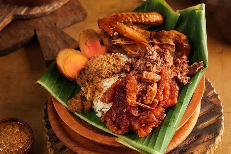 Nasi Gudeg in a Narrow Alley: Line Forms Every Maghrib!